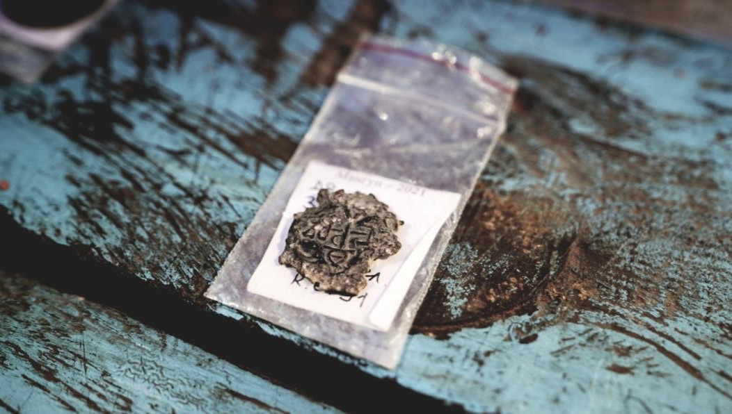 В этом году на объекте также была найдена тысячная монета и керамическая амфора IX-X века.