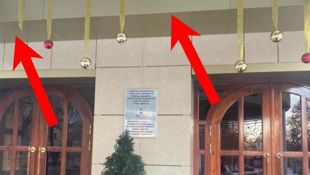 Момент акта вандализма попал на камеры наружного видеонаблюдения.