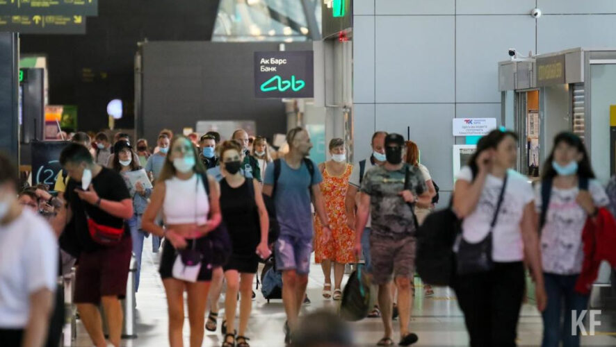 Теперь им выдаются многократные частные визы.