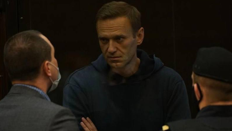 Речь идет о замене Навальному условного срока на реальный .