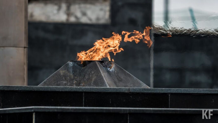 Дети забросили снегом мемориальное сооружение.