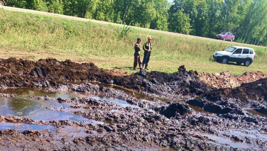 Сырье разлилось недалеко от детского лагеря.