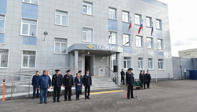 Генерал-лейтенант вручил начальнику отдела полиции Руслану Бадретдинову ключи от автомобиля «Лада Гранта».