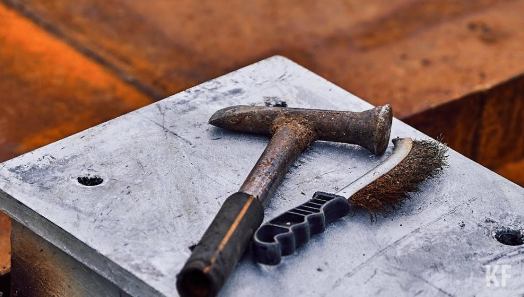 Внук целился в голову пожилой женщине.