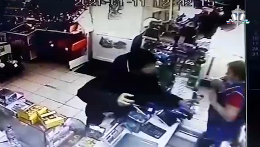 Неадекватный мужчина пытался забрать спиртное бесплатно