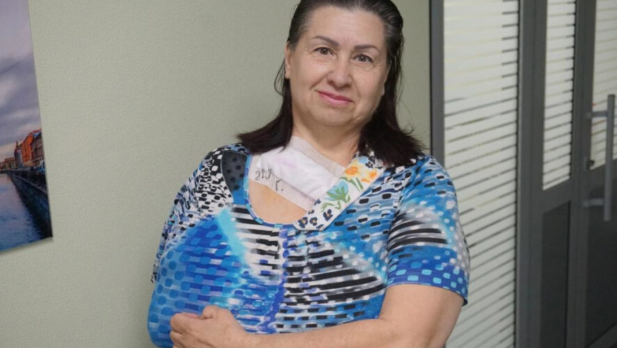 У пациентки на месте соединения ключицы с грудинной косточкой вылетел грудинный конец.