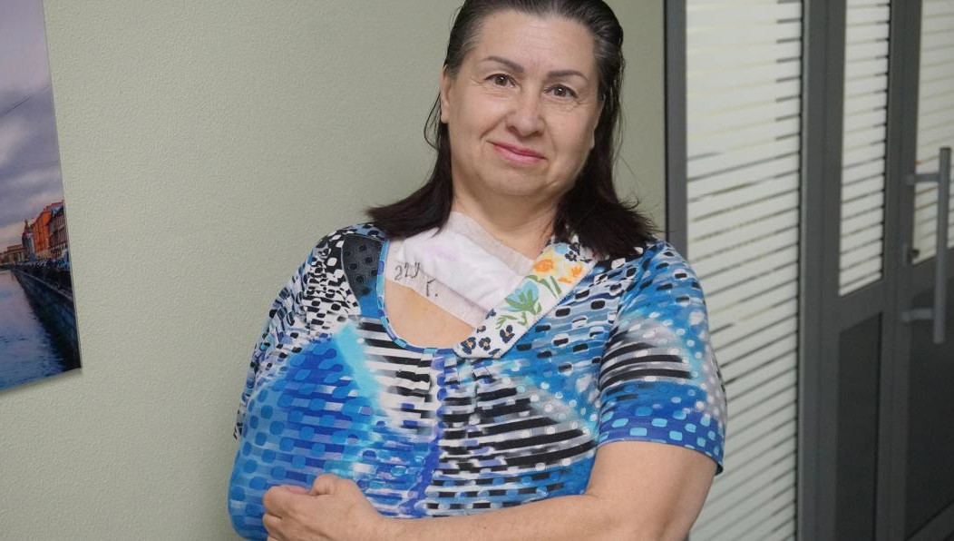 У пациентки на месте соединения ключицы с грудинной косточкой вылетел грудинный конец.