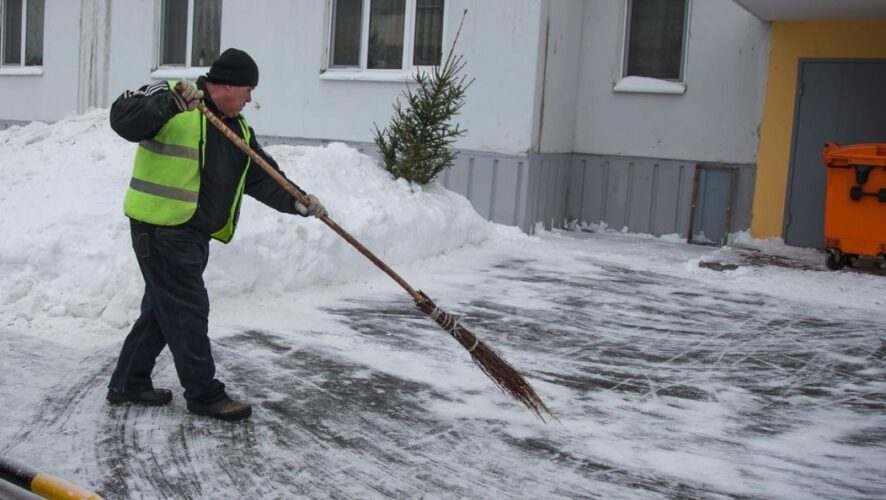 Городские коммунальные службы справились с внезапно выпавшим в первые дни декабря снегом. В ближайшее время сложные погодные условия сохранятся. Вся техника находится в полной готовности