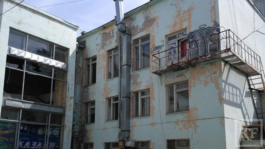 Заложниками зоны отчуждения городского «чернобыля» оказались жители одного из домов в столице Татарстана. Люди вынуждены выбирать: жить в центре города
