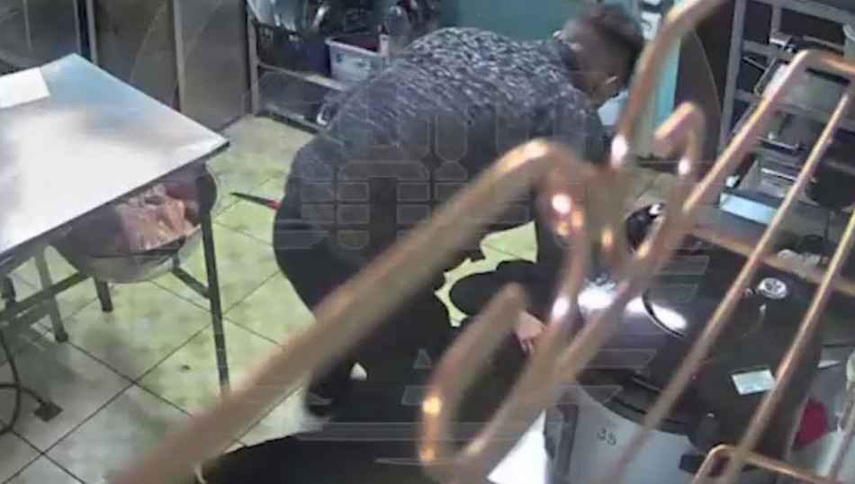 Пьяный повар несколько минут безжалостно избивал коллегу.