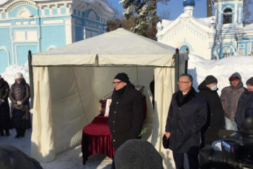 Церемония прощания проходит на Арском кладбище столицы Татарстана.