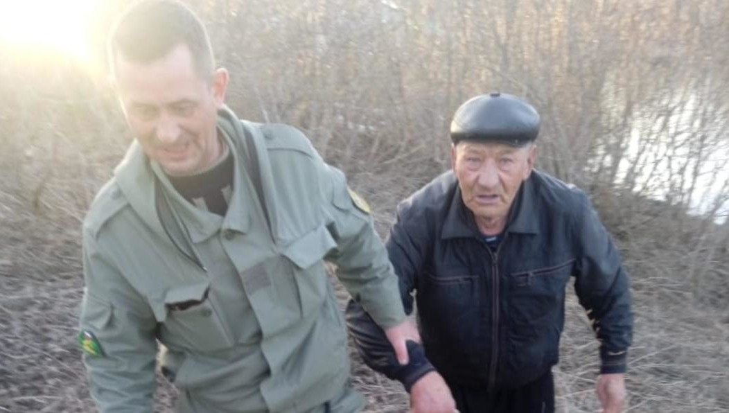 На место происшествия выехали скорая помощь и полиция.