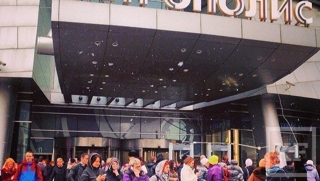 В Москве эвакуировали торговый центр «Метрополис». Эвакуация произошла 3 марта около 13:00. Из здания вывели посетителей и сотрудников торгового центра. Пользователи соцсетей жалуются