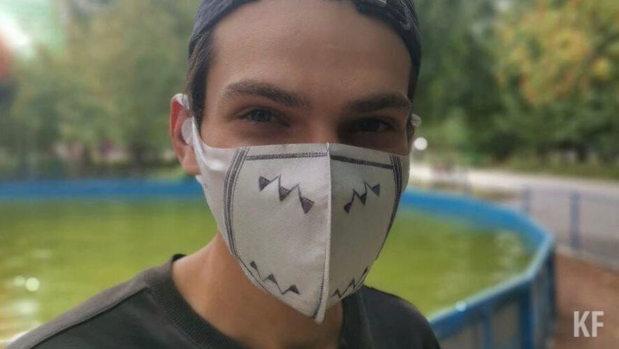 Двое парней его избили