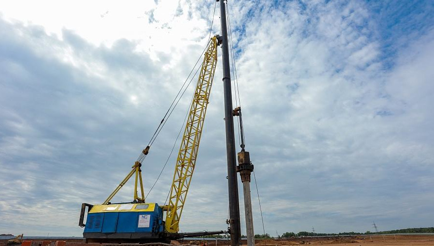 Рабочие забили первую сваю будущего терминала.