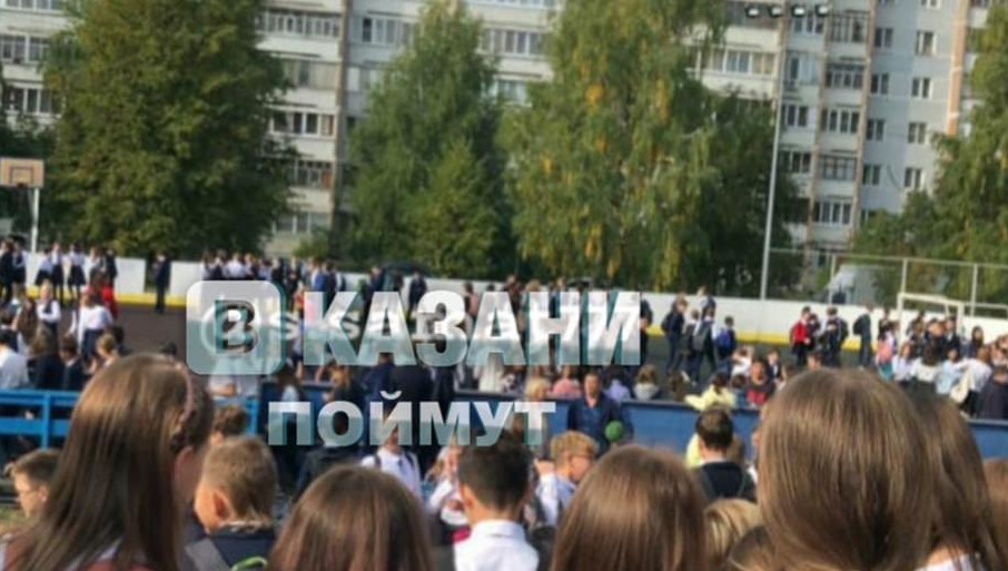 Учеников и сотрудников 19-й школы и 83-го лицея вывели на улицу в целях безопасности.