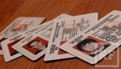 По подозрению в продаже фальшивых водительских прав полиция задержала двух жителей Чистополя и одного жителя Казани