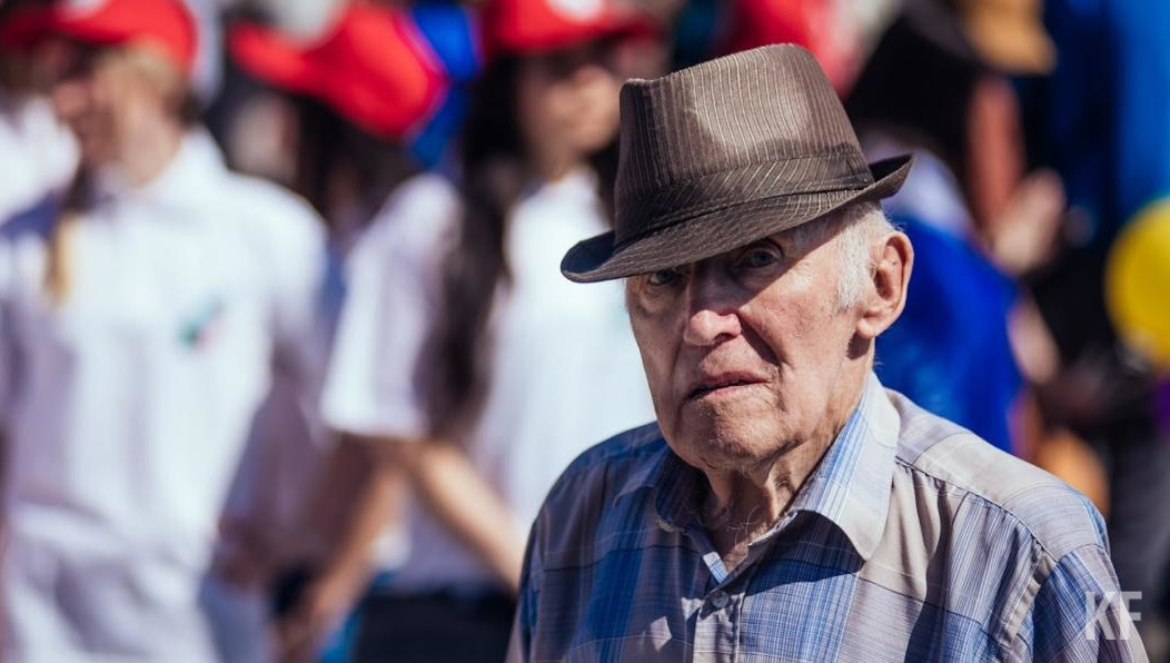 Также ко Дню Победы ветеранам ВОВ и инвалидам вместе с пенсией перечислят единовременную выплату в размере 10 тысяч рублей.