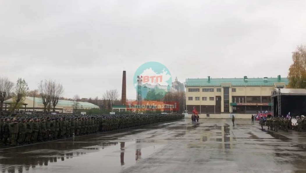 Близкие и друзья призывников провожают своих бойцов.