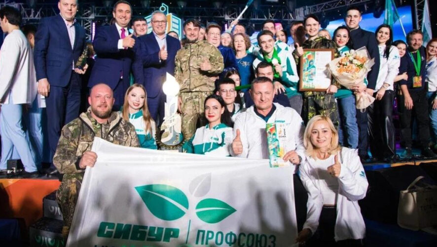Молодежь нижнекамского предприятия СИБУРа на финальном шоу заставила посмеяться раиса Республики Татарстан и собрала все овации в зале.