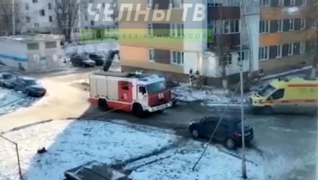 Пенсионерку завели в квартиру через окно.