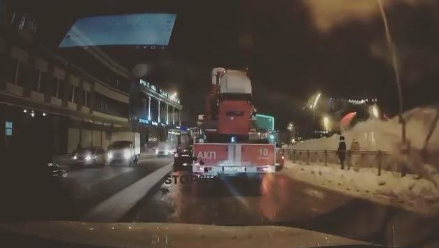 На видео попал момент. Спешащая на вызов пожарная машина попала в аварию в Екатеринбурге.