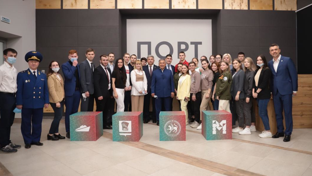 Министр по делам молодёжи Татарстана провёл экскурсию по центру для Рустама Минниханова.