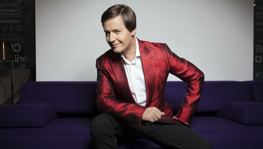 Мужчины поссорились из-за очереди на пение в караоке.