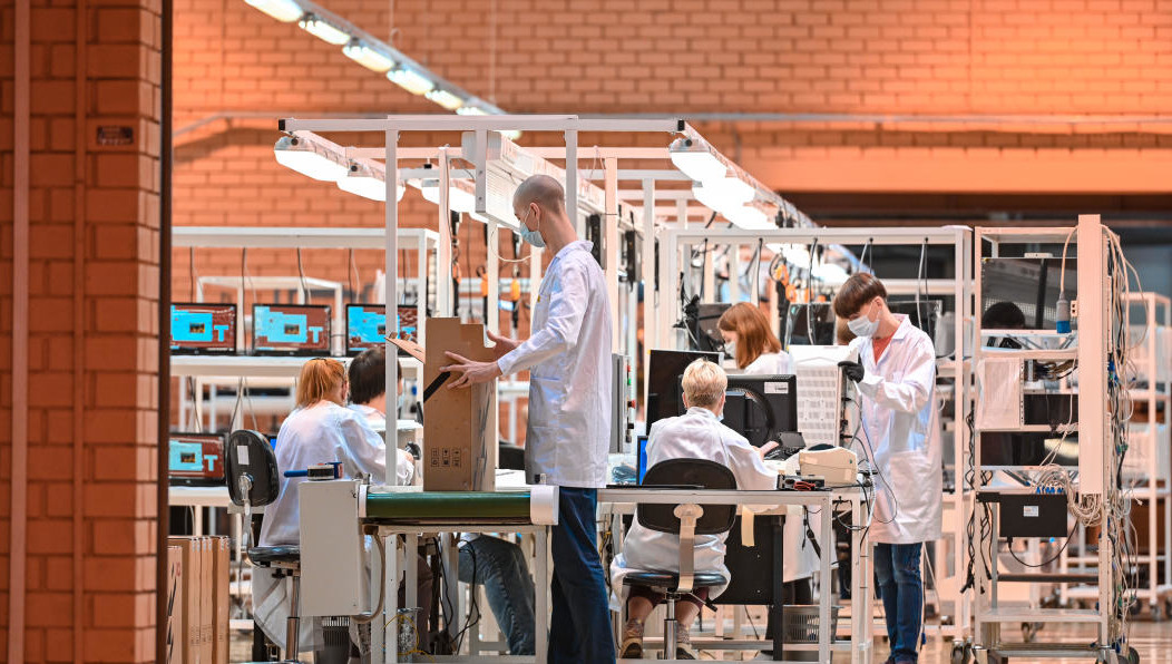 Причиной сокращения стало закрытие международных проектов и уход иностранных компаний.