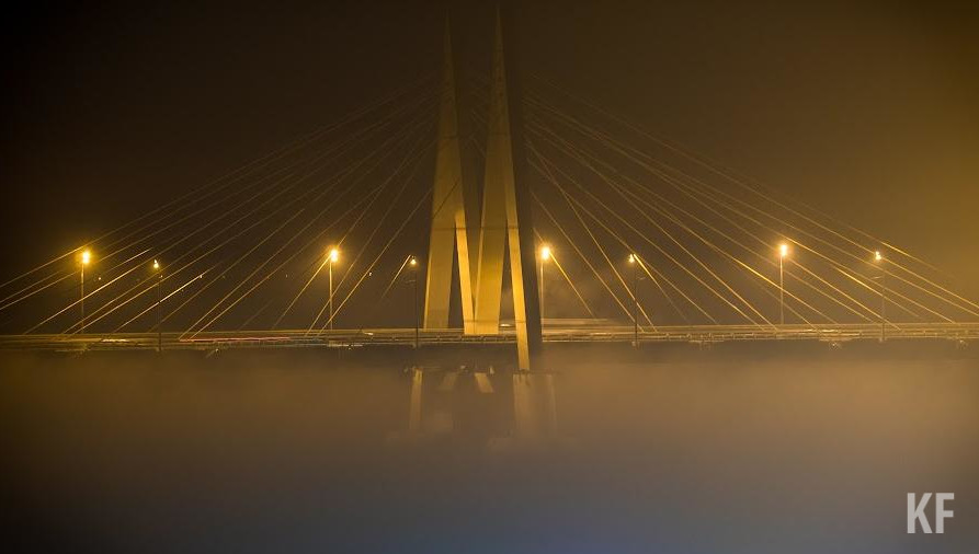 Также сообщается о сильном ветре.