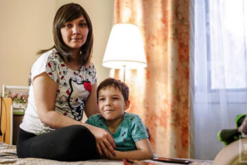 Больная раком мама продолжает поиски семьи для сына.
