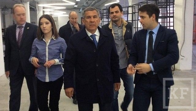 Врио президента Татарстана Рустам Минниханов посетил креативную резиденцию «Штаб» в Казани.  Ему показали творческую лабораторию «Угол» и места