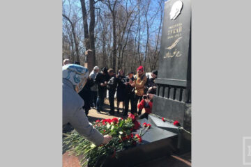 На Ново-Татарском кладбище возложили цветы к могиле поэта.