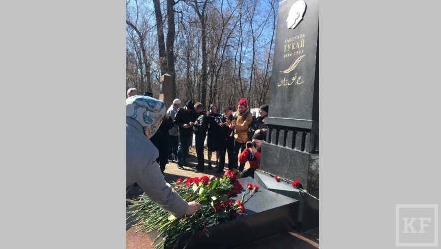 На Ново-Татарском кладбище возложили цветы к могиле поэта.