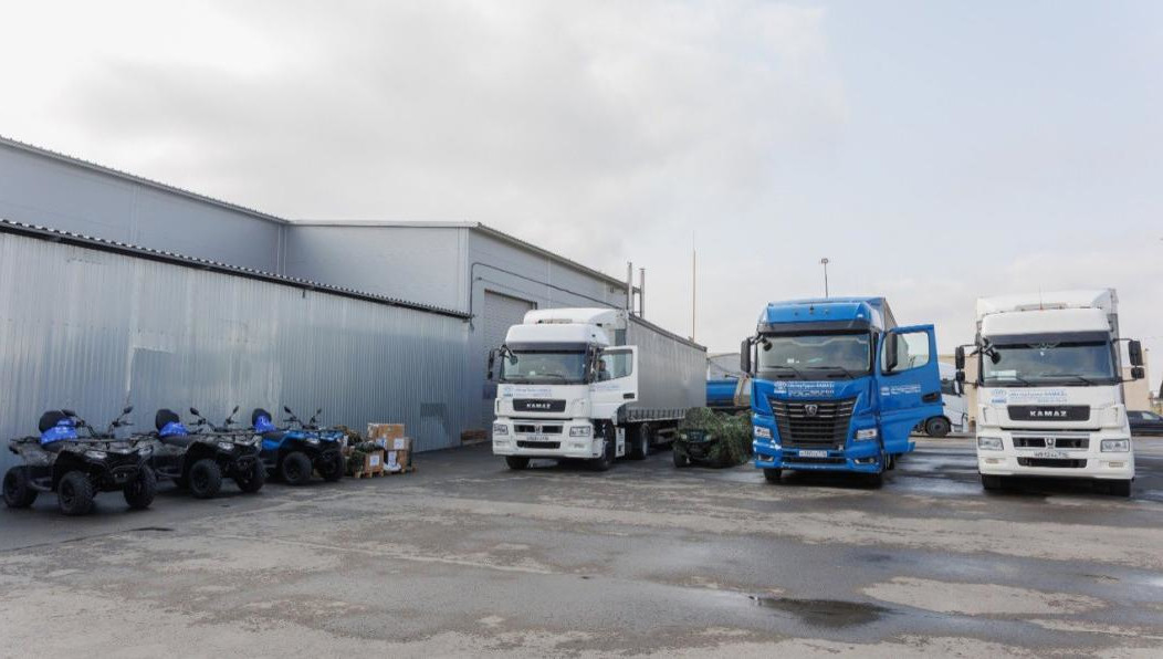 Автогигант направил в три подшефные воинские части четыре фуры с продуктами