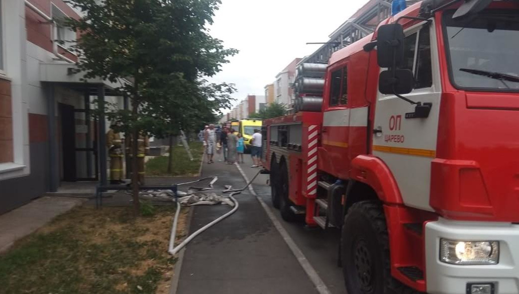 Вспыхнула детская коляска на лестничной площадке.