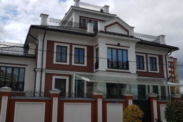 Дом площадью 900 кв. метров расположен на улице Кызыл Армейская.