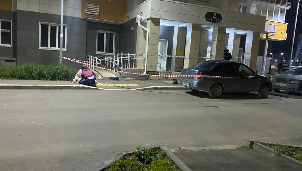 Трехлетний малыш оказался дома один.