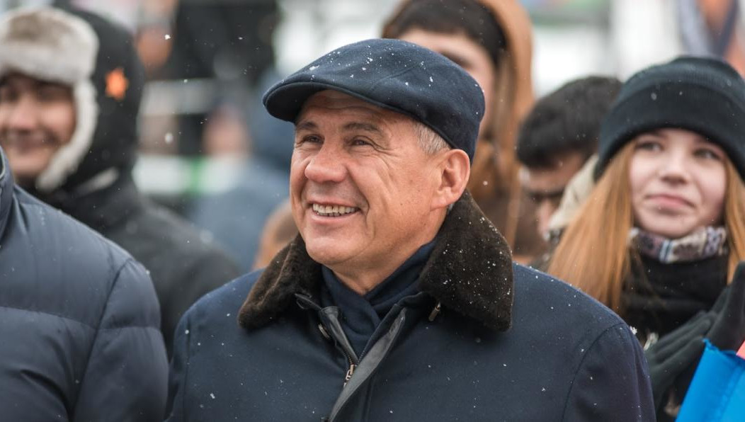 Фотографию с первым президентом республики и шуточной надписью он выложил в своем Инстаграм-аккаунте.