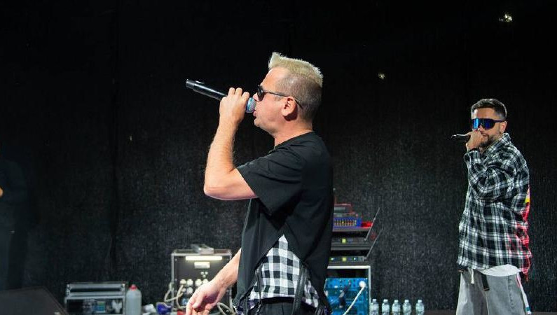 Артистам активно подпевали зрители.