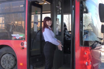 Евгения Федотова с детства мечтала водить автобус и теперь работает на 53 маршруте.