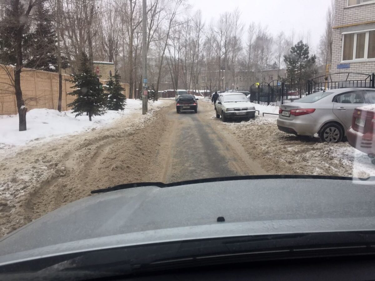 Казань встречает Новый год непроходимыми тротуарами в снежной каше и неубранными парковками