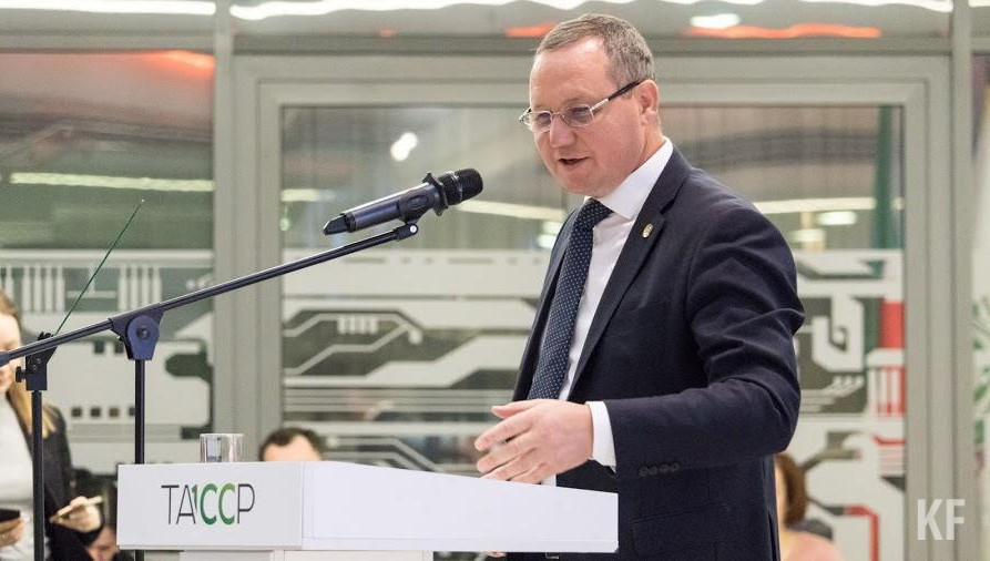 Руководитель ведомства прошел первый этап вакцинации.