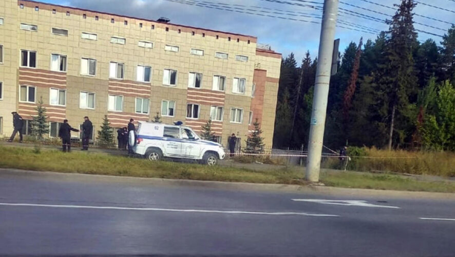 Мужчину и полицейских госпитализировали.