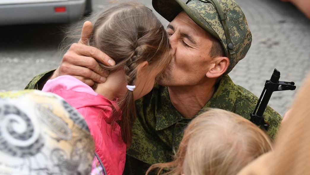 Военнослужащие должны уходить на отдых не реже одного раза в шесть месяцев не менее 14 суток.