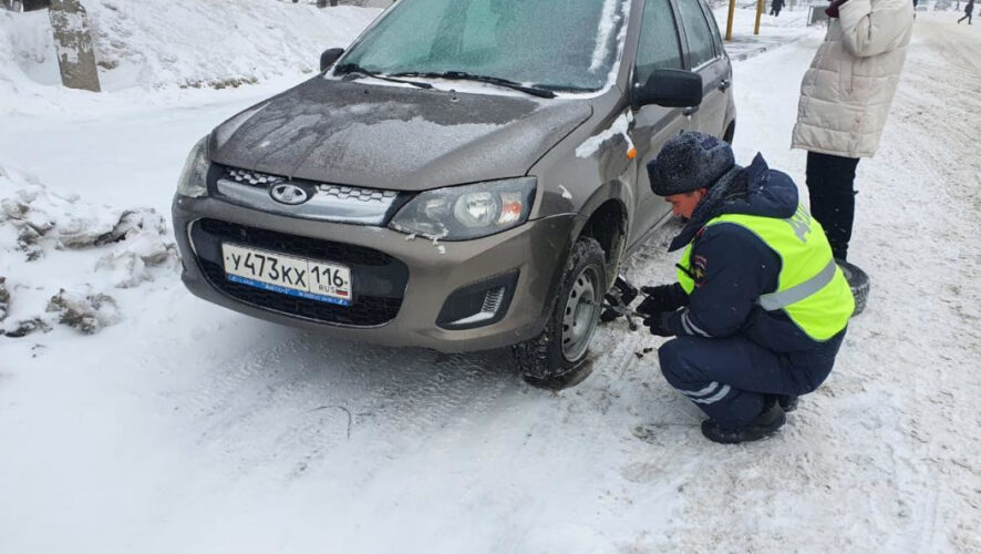 Из-за пробитого колеса &laquo;Ладу&raquo; начало &laquo;уводить&raquo; в сторону во время движения.