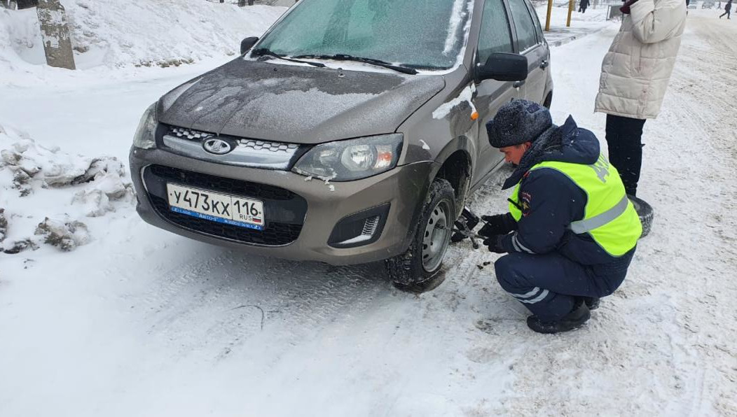Из-за пробитого колеса «Ладу» начало «уводить» в сторону во время движения.