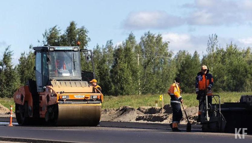На сегодняшний день рабочие устраивают нижний слой покрытия и водосбросы с проезжей части.
