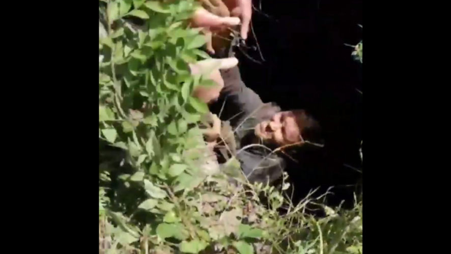 Мужчине приходилось ловить капли дождя и пить из лужи.