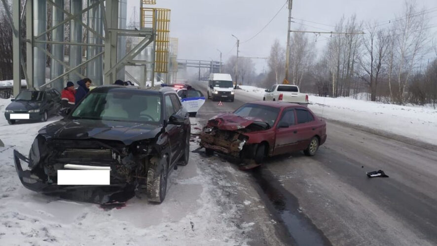 В аварии пострадали три человека.
